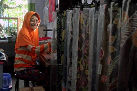Ragam motif Batik Kediri, mulai dari Simpang Lima Gumul, Gunung Kelud, Nanas Podang hingga Padma Gurdha yang beidentitas lokal.