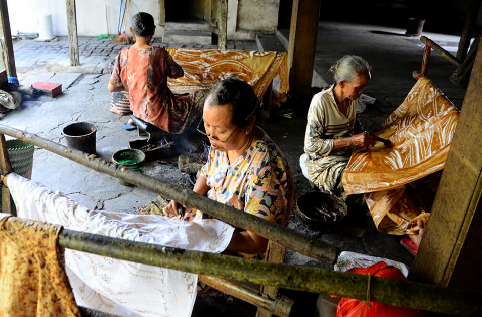 Sejarah Batik Lasem lahir dari akulturasi Jawa dan Tionghoa di pelabuhan kuno Lasem, melahirkan motif dan warna khas yang mendunia.