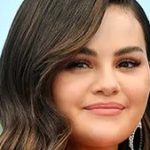 Wajah bulat atau round face shape dipercaya mencerminkan pribadi percaya diri, ramah, ambisius, dan penuh perhatian.