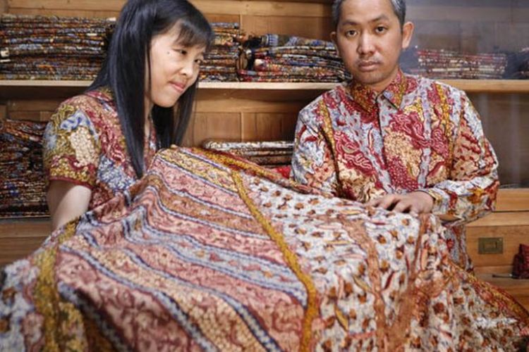 Sejarah Batik Lasem lahir dari akulturasi Jawa dan Tionghoa di pelabuhan kuno Lasem, melahirkan motif dan warna khas yang mendunia.