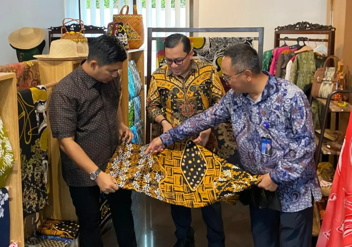 Kementerian UMKM mendorong penggunaan batik khas Kalimantan Timur guna memperluas pasar dan memperkuat ekonomi kreatif daerah.