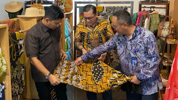 Kementerian UMKM mendorong penggunaan batik khas Kalimantan Timur guna memperluas pasar dan memperkuat ekonomi kreatif daerah.