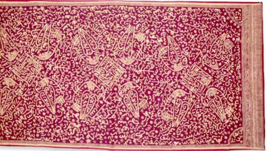 Batik Besurek Bengkulu memadukan seni batik dan kaligrafi Arab, menjadi warisan budaya yang merekam jejak Islam di Nusantara.