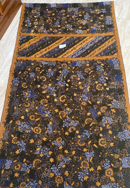 Pelajari prinsip sanggit Batik Lasem agar desain sarung lebih indah, simetris, nyaman dikenakan, dan tetap menjaga tradisi budaya.