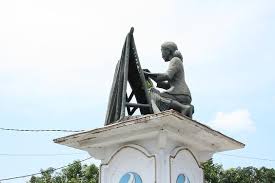 Monumen Paoman. Batik Paoman Indramayu lahir dari kehidupan pesisir dan doa para istri nelayan yang dituangkan dalam motif flora dan fauna laut.