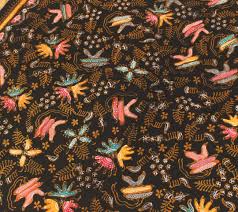 Mengenal sejarah Batik Dermayon Indramayu, perkembangan motif khas, serta pengaruh budaya pesisir yang membentuk identitas batik.