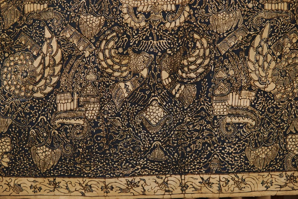 Mengenal sejarah Batik Dermayon Indramayu, perkembangan motif khas, serta pengaruh budaya pesisir yang membentuk identitas batik.