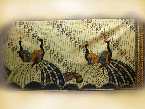 Mengenal sejarah Batik Dermayon Indramayu, perkembangan motif khas, serta pengaruh budaya pesisir yang membentuk identitas batik.