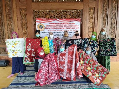 Inovasi desain batik di Kampung Adat Segunung berhasil meningkatkan kualitas produk, produktivitas, dan penjualan UMKM hingga 50 persen.