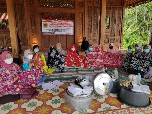 Inovasi desain batik di Kampung Adat Segunung berhasil meningkatkan kualitas produk, produktivitas, dan penjualan UMKM hingga 50 persen.