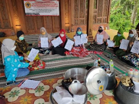 Inovasi desain batik di Kampung Adat Segunung berhasil meningkatkan kualitas produk, produktivitas, dan penjualan UMKM hingga 50 persen.