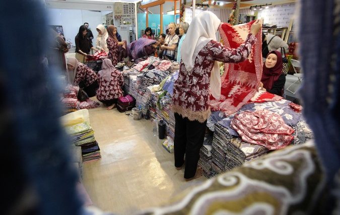 Pameran Puspa Nuswantara 2026 ditutup sukses dengan transaksi sekitar Rp12 miliar dan membangkitkan optimisme perajin batik Indonesia.