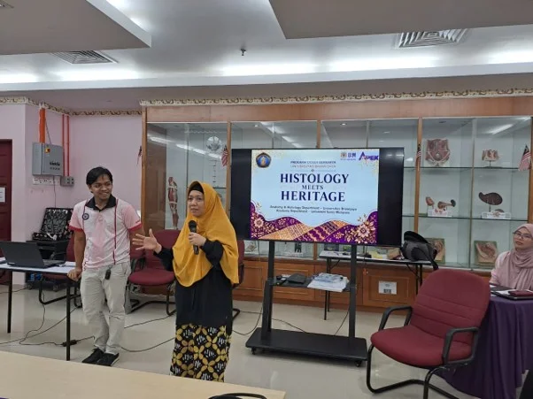 FK UB dan USM ciptakan motif batik berbasis histologi, memadukan ilmu kedokteran, budaya, dan inovasi lintas negara. Foto: UB