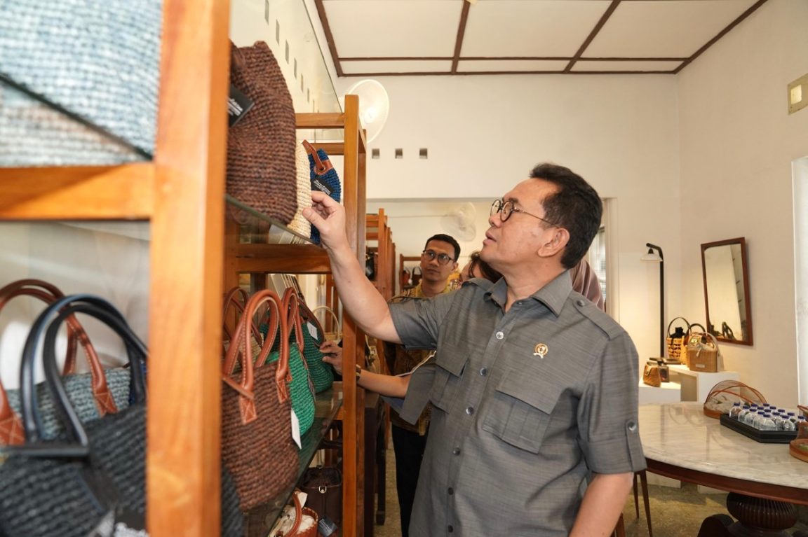 Mendag Budi Santoso mendorong UMKM Yogyakarta memperluas pasar ekspor melalui business matching, TEI, dan jaringan dagang RI.
