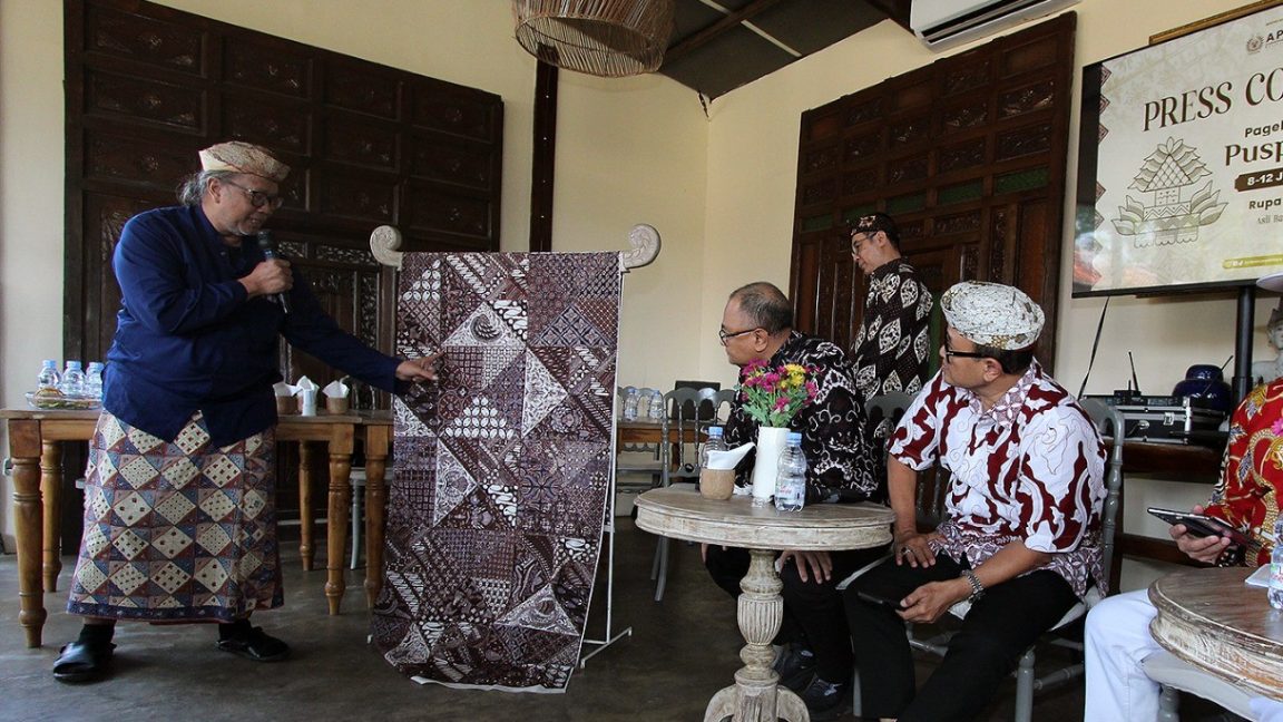 Motif Tambal dipilih sebagai ikon Puspa Nuswantara 2026 karena merepresentasikan keberagaman motif batik dari seluruh Indonesia.