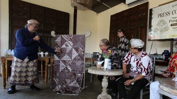 Motif Tambal dipilih sebagai ikon Puspa Nuswantara 2026 karena merepresentasikan keberagaman motif batik dari seluruh Indonesia.