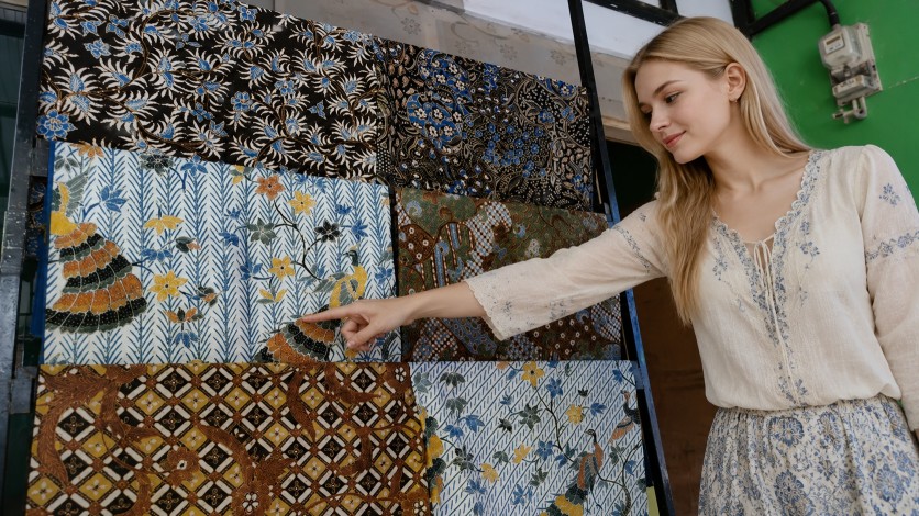 Kenali motif Batik Ciwaringin, warisan budaya Cirebon yang terinspirasi alam, tradisi pesantren, dan nilai-nilai Islam.