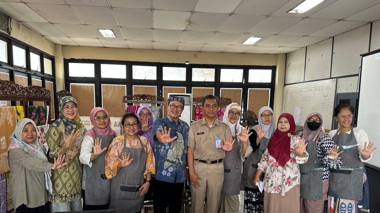 DPPKUKM DKI Jakarta melatih 300 peserta BaBe HUB 2026 untuk memperkuat ekosistem Batik Betawi dari produksi hingga pemasaran.
