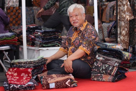 Santoso Hartono mengungkap ancaman batik printing, pentingnya IG Batik Lasem, dan harapannya menjaga warisan batik tulis Indonesia.