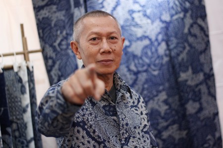 Zahir Widadi menilai batik Indonesia terlalu fokus pada bisnis dan komoditas, sementara pelestarian mulai terabaikan.