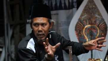 Nur Rohmat Batik Dongaji mengungkap batik sebagai sistem pengetahuan, spiritualitas, dan warisan budaya Nusantara.