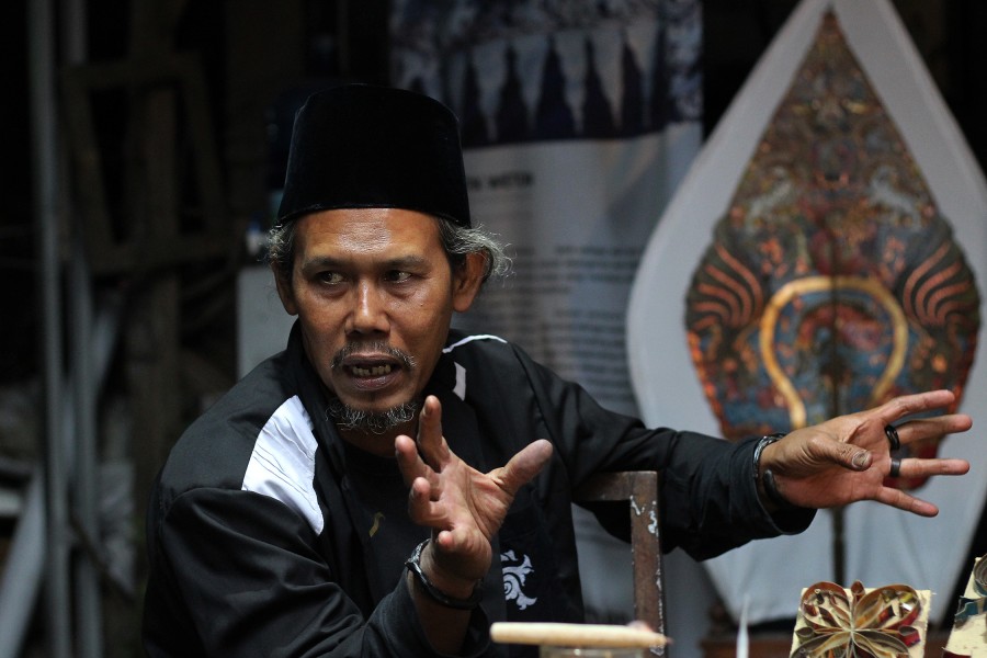 Nur Rohmat Batik Dongaji mengungkap batik sebagai sistem pengetahuan, spiritualitas, dan warisan budaya Nusantara.