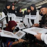 Siswa baru MTs Negeri 6 Sleman mengikuti MPLS di Batik Banyu Sabrang, belajar proses membatik dan pelestarian budaya Indonesia.