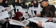 Siswa baru MTs Negeri 6 Sleman mengikuti MPLS di Batik Banyu Sabrang, belajar proses membatik dan pelestarian budaya Indonesia.