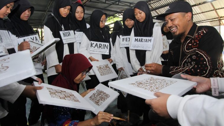 Siswa baru MTs Negeri 6 Sleman mengikuti MPLS di Batik Banyu Sabrang, belajar proses membatik dan pelestarian budaya Indonesia.
