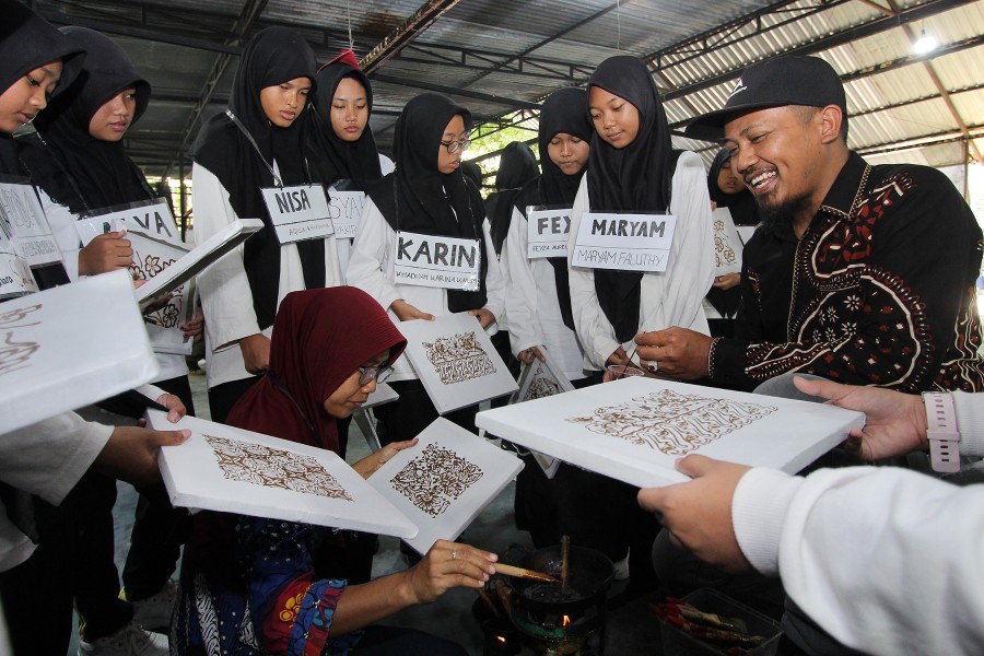 Siswa baru MTs Negeri 6 Sleman mengikuti MPLS di Batik Banyu Sabrang, belajar proses membatik dan pelestarian budaya Indonesia.
