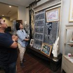 Galeri Batik Jawa lestarikan Indigofera tinctoria, mengungkap sejarah emas biru VOC dan teknik pewarnaan batik alami Nusantara.