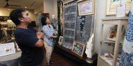 Galeri Batik Jawa lestarikan Indigofera tinctoria, mengungkap sejarah emas biru VOC dan teknik pewarnaan batik alami Nusantara.