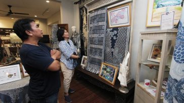 Galeri Batik Jawa lestarikan Indigofera tinctoria, mengungkap sejarah emas biru VOC dan teknik pewarnaan batik alami Nusantara.