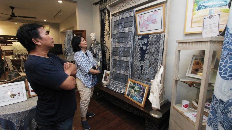 Galeri Batik Jawa lestarikan Indigofera tinctoria, mengungkap sejarah emas biru VOC dan teknik pewarnaan batik alami Nusantara.