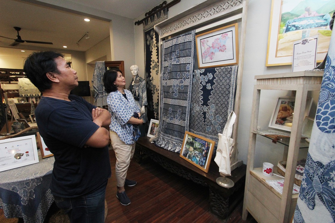 Galeri Batik Jawa lestarikan Indigofera tinctoria, mengungkap sejarah emas biru VOC dan teknik pewarnaan batik alami Nusantara.