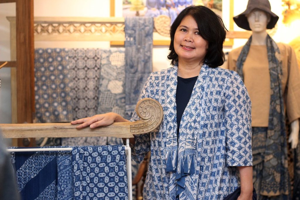 Galeri Batik Jawa lestarikan Indigofera tinctoria, mengungkap sejarah emas biru VOC dan teknik pewarnaan batik alami Nusantara.