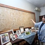 Galeri Batik Jawa lestarikan Indigofera tinctoria, mengungkap sejarah emas biru VOC dan teknik pewarnaan batik alami Nusantara.