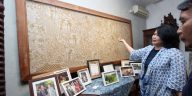Galeri Batik Jawa lestarikan Indigofera tinctoria, mengungkap sejarah emas biru VOC dan teknik pewarnaan batik alami Nusantara.