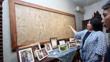 Galeri Batik Jawa lestarikan Indigofera tinctoria, mengungkap sejarah emas biru VOC dan teknik pewarnaan batik alami Nusantara.