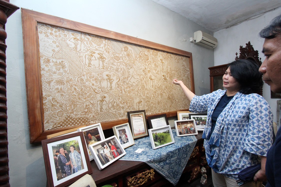 Galeri Batik Jawa lestarikan Indigofera tinctoria, mengungkap sejarah emas biru VOC dan teknik pewarnaan batik alami Nusantara.