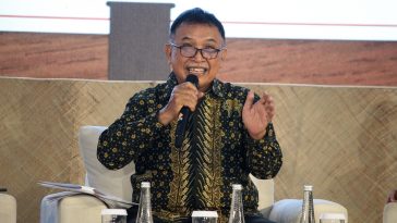 Suhartanto menjelaskan filosofi motif Parang serta perbedaan batik pedalaman dan pesisiran dalam talkshow di Yogyakarta.