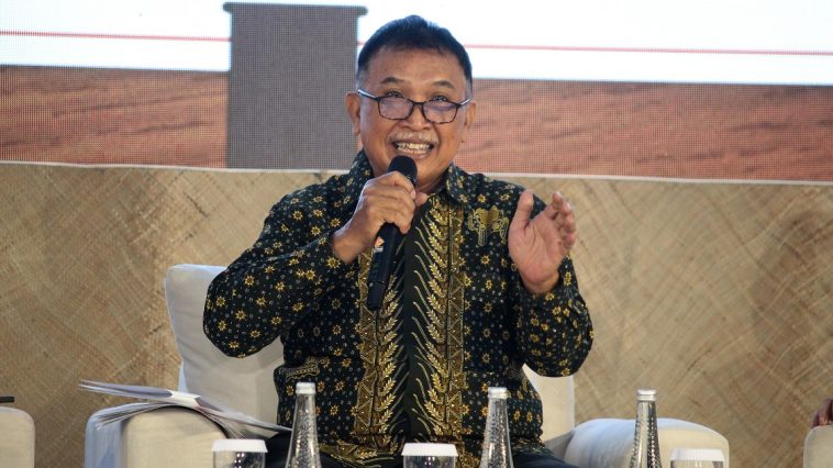 Suhartanto menjelaskan filosofi motif Parang serta perbedaan batik pedalaman dan pesisiran dalam talkshow di Yogyakarta.