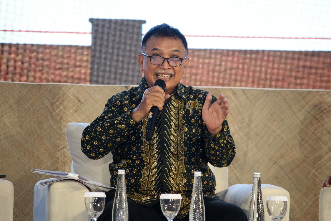 Suhartanto menjelaskan filosofi motif Parang serta perbedaan batik pedalaman dan pesisiran dalam talkshow di Yogyakarta.