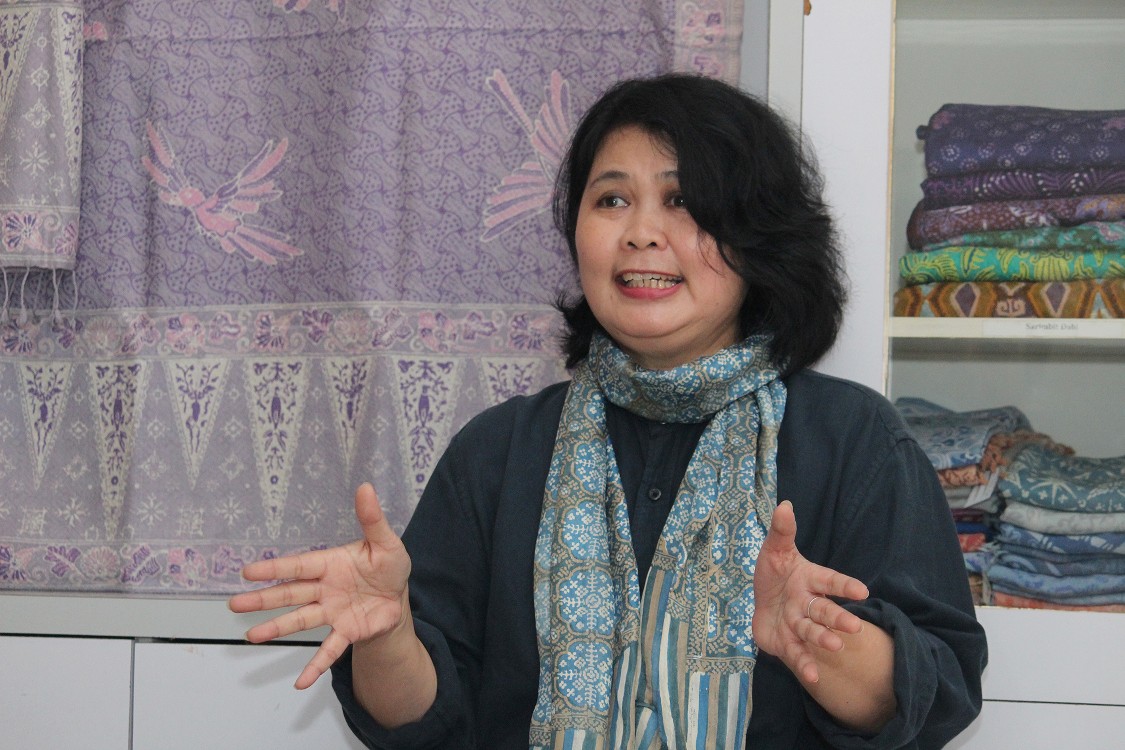 Nita Kenzo mengungkap perjalanan mengembangkan batik indigo, memberdayakan pembatik, dan membawa warisan Indonesia ke dunia.
