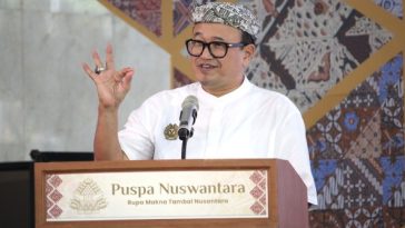 Ketua Umum APPBI Komarudin Kudiya menyerukan perlindungan batik asli pada Opening Ceremony Puspa Nuswantara 2026 di JICC.