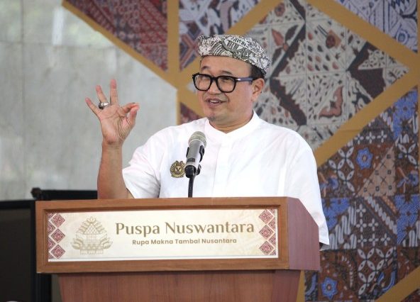 Ketua Umum APPBI Komarudin Kudiya menyerukan perlindungan batik asli pada Opening Ceremony Puspa Nuswantara 2026 di JICC.