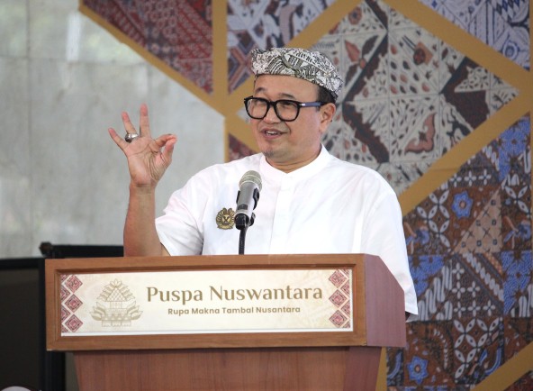 Ketua Umum APPBI Komarudin Kudiya menyerukan perlindungan batik asli pada Opening Ceremony Puspa Nuswantara 2026 di JICC.