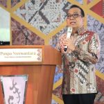 Menko PMK Pratikno mengajak seluruh pemangku kepentingan berkolaborasi menjaga dan memajukan industri batik Indonesia.