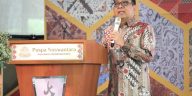 Menko PMK Pratikno mengajak seluruh pemangku kepentingan berkolaborasi menjaga dan memajukan industri batik Indonesia.