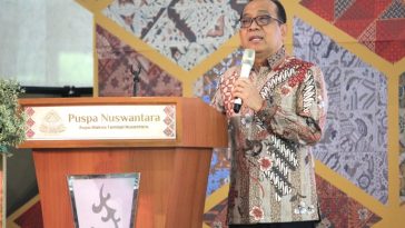 Menko PMK Pratikno mengajak seluruh pemangku kepentingan berkolaborasi menjaga dan memajukan industri batik Indonesia.